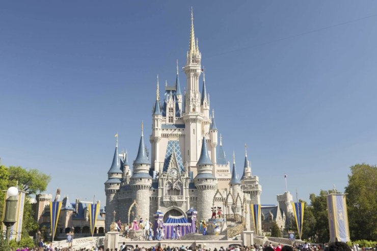these-are-the-cheapest-and-most-expensive-times-to-visit-disney-EDITORIAL-3454621a-imageBROKER-REX-Shutterstock-1024x683