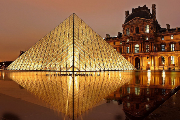 350528-le-musee-du-louvre-coeur-artistique-et-touristique-de-la-capitale
